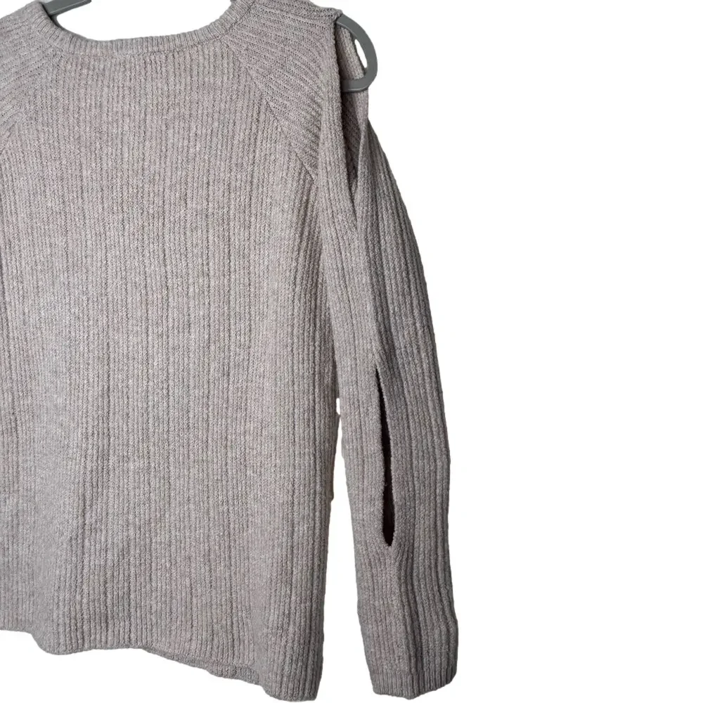 BB DAKOTA Women’s size extra small crewneck fitted cold shoulder cut out sweater